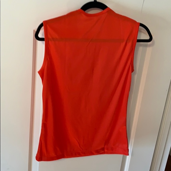 Red tank - Picture 4 of 4